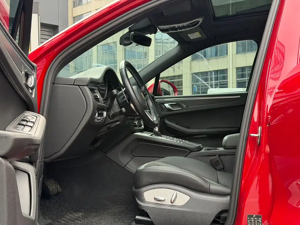 PORSCHE MACAN