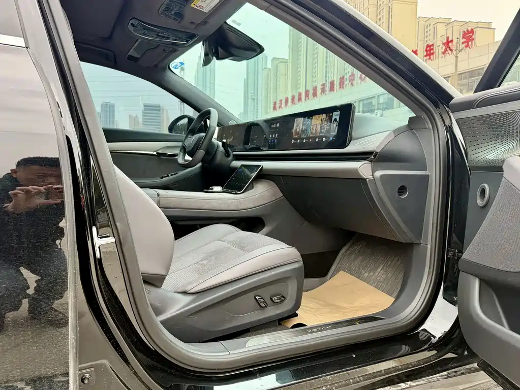 VOYAH LANTU CHASING LIGHT