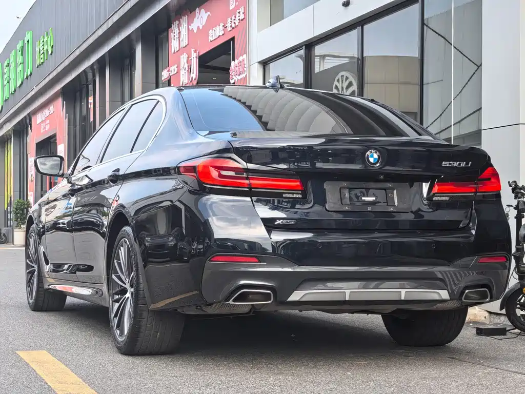 BMW 5 Series — миниатюра 9
