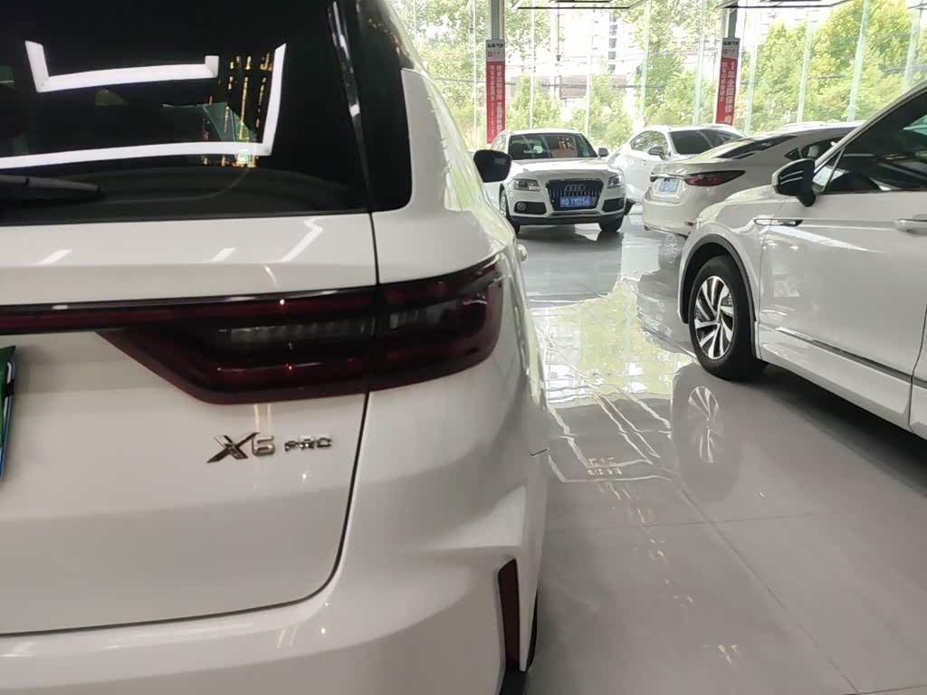 Geely Emgrand X6 1.4 л 2024 г. Белый, пробег 20000 км