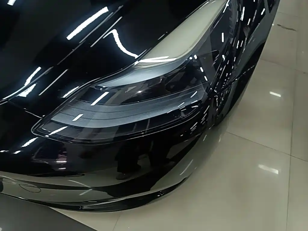 Tesla Model Y — миниатюра 24