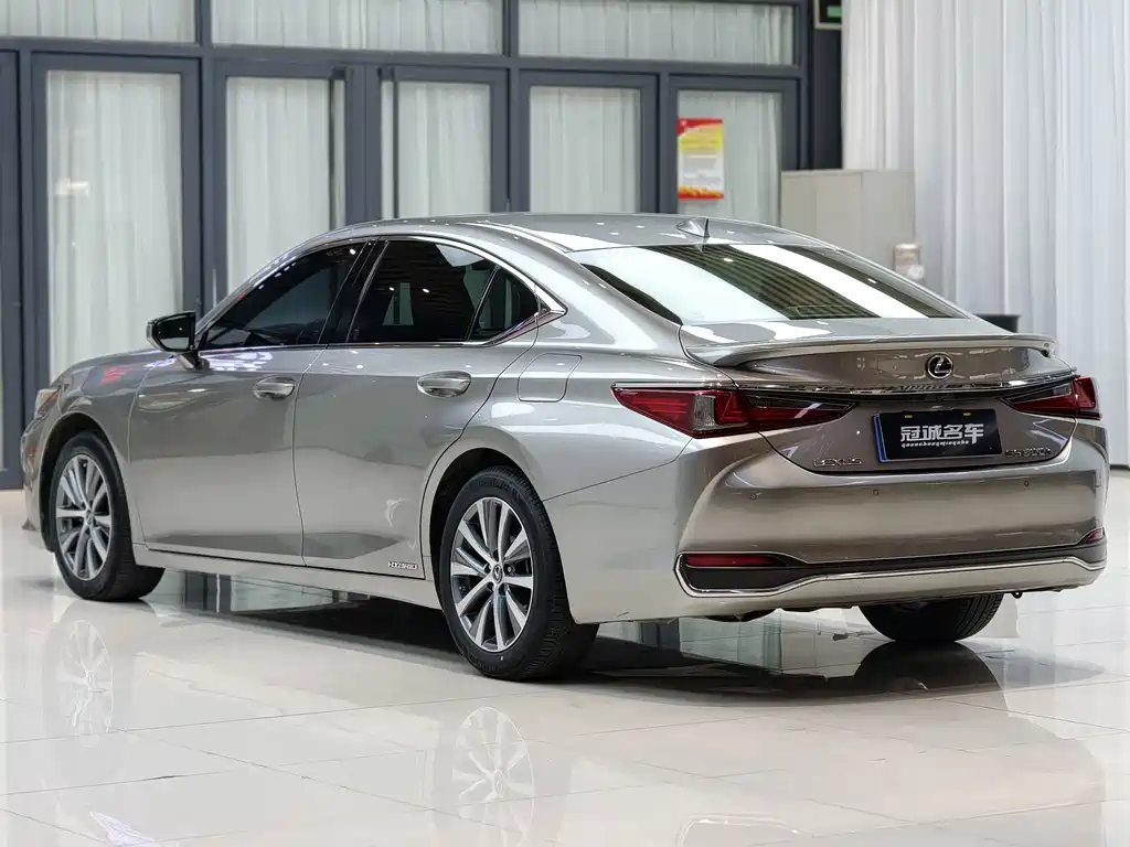 Lexus ES — миниатюра 12