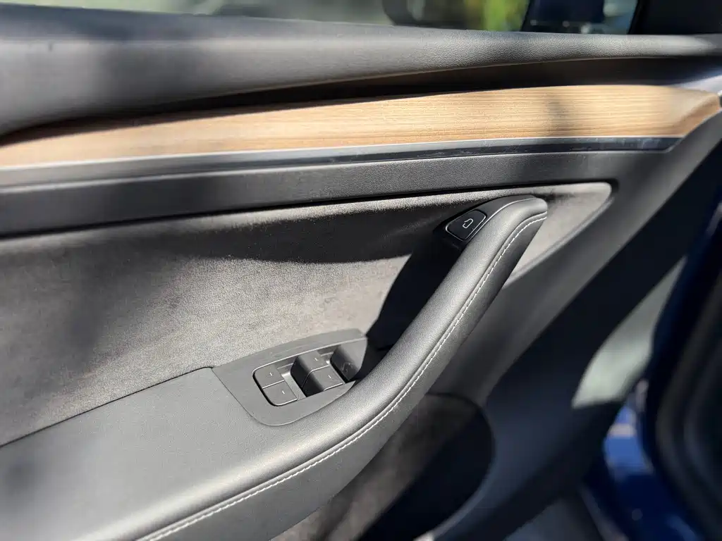 Tesla Model Y — миниатюра 9
