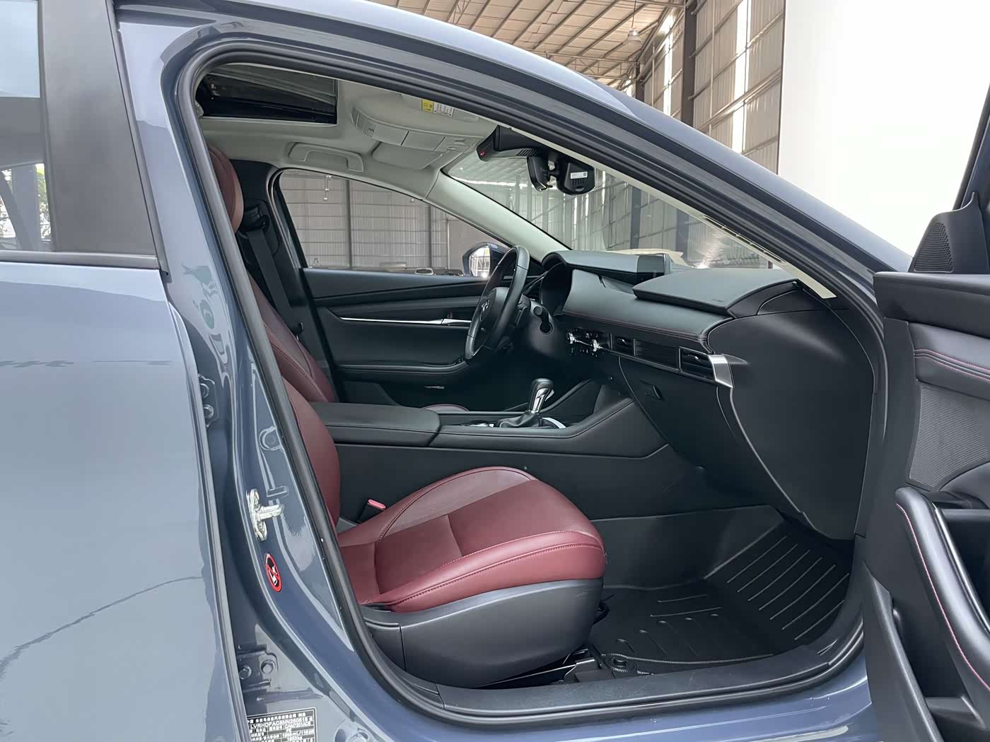 Mazda Mazda3 Axela 2.0 л 2023 г. Серебристо-серый, пробег 26100 км