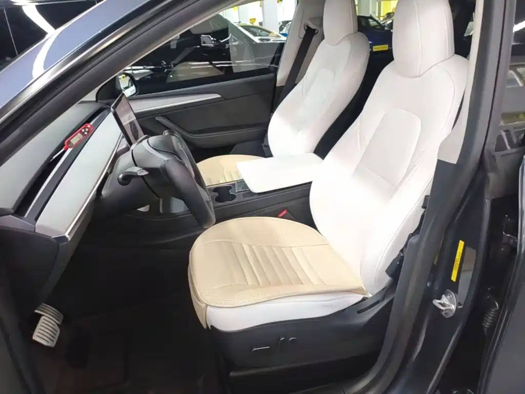 Tesla Model Y — миниатюра 15