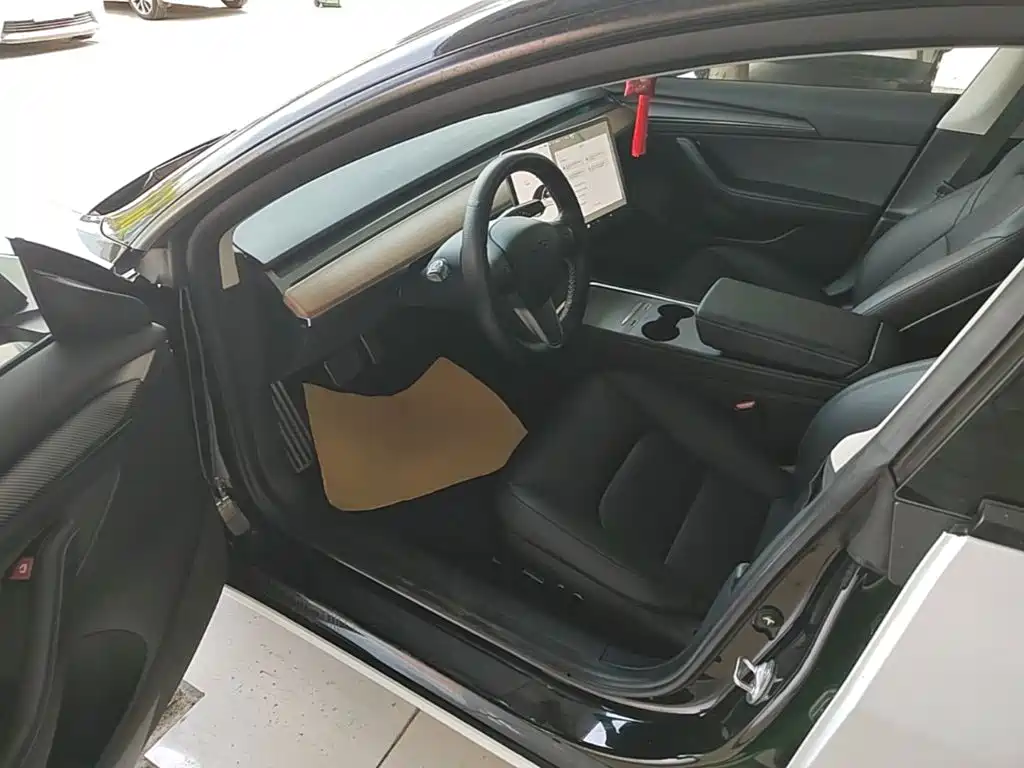 Tesla Model 3 — миниатюра 16