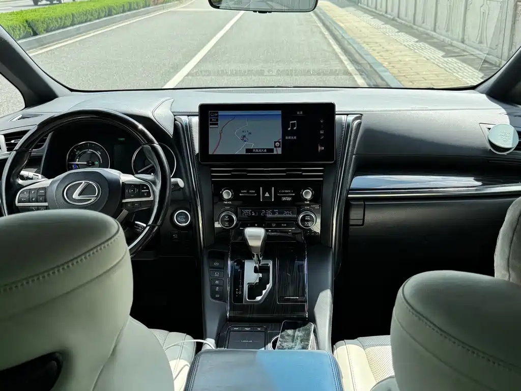 Lexus LM — миниатюра 11