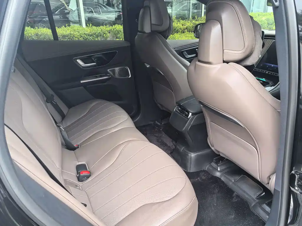 Mercedes-Benz EQE SUV — миниатюра 9