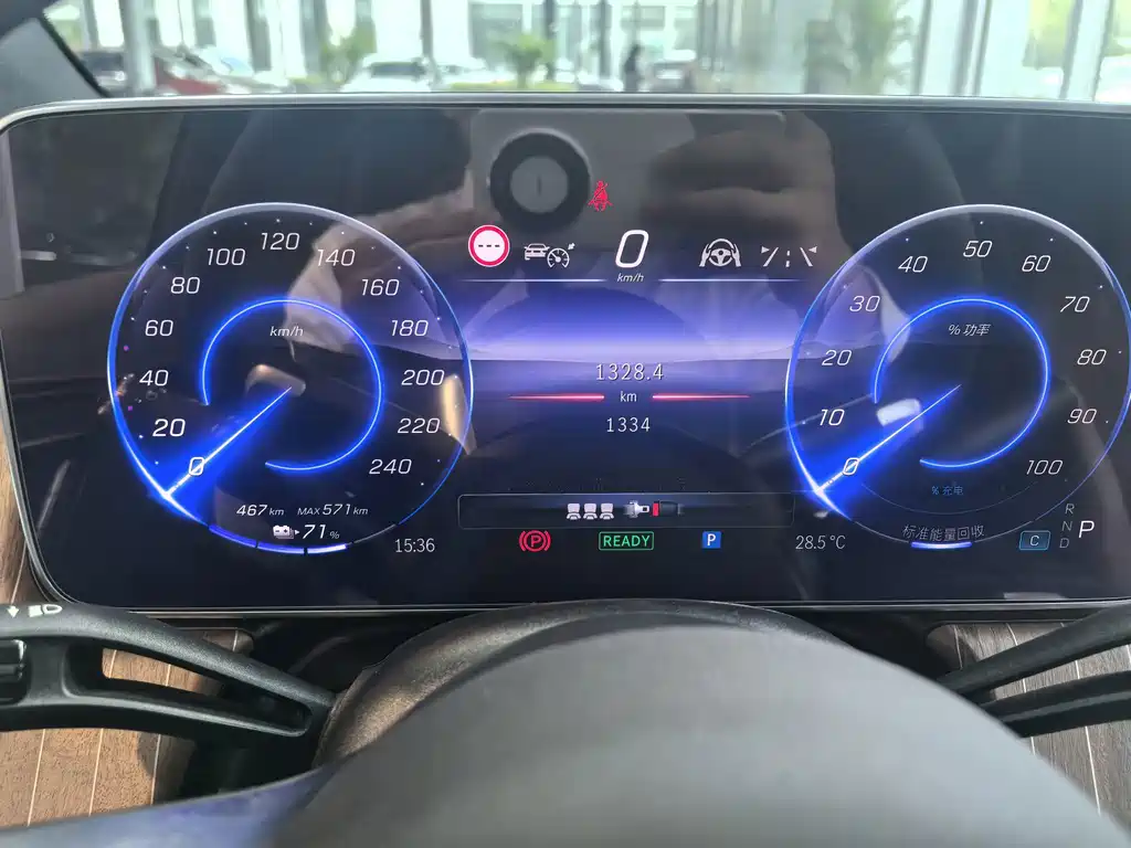 Mercedes-Benz EQE SUV — миниатюра 7