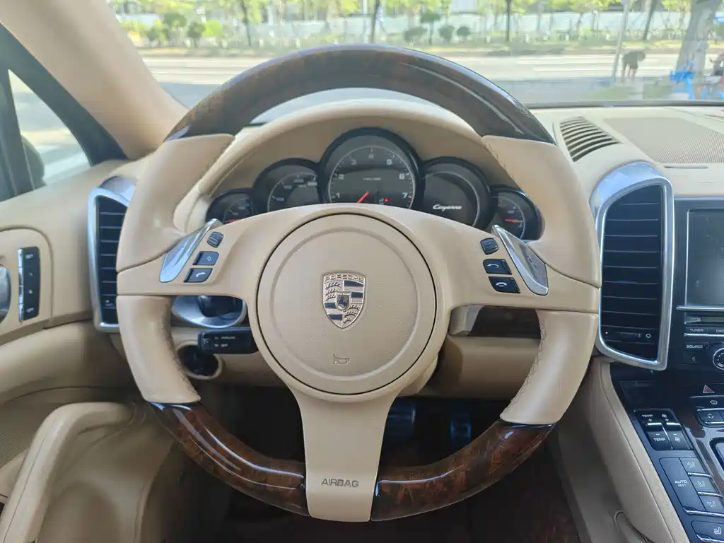 Porsche Cayenne — миниатюра 10