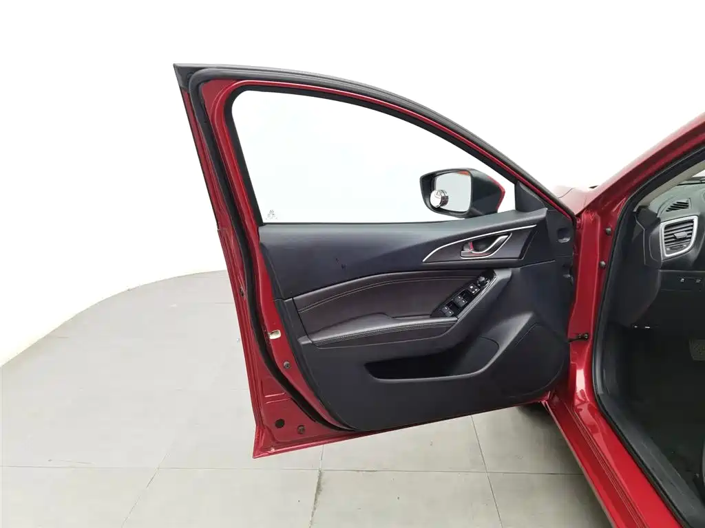 Mazda Mazda3 3 2017 2.0L AT Luxury V