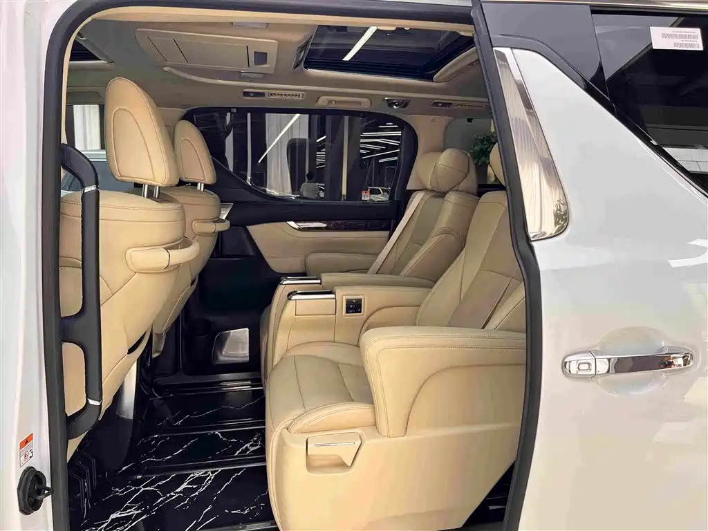 Toyota Alphard — миниатюра 10