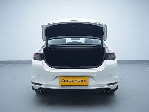 Mazda Mazda3 Axela 2.0 л 2022 г. Белый, пробег 30000 км