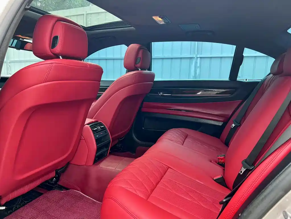 BMW 7 Series — миниатюра 10