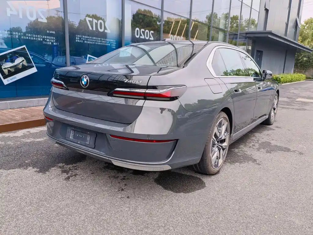 BMW 7 Series — миниатюра 6
