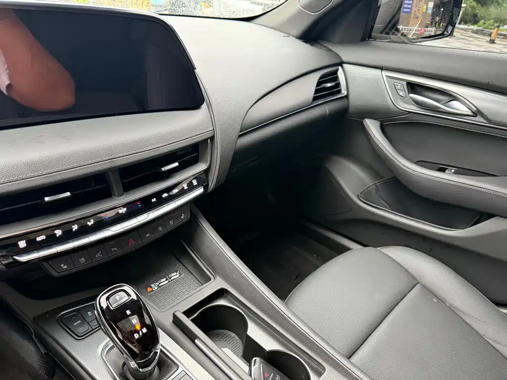 Cadillac CT5 — миниатюра 10