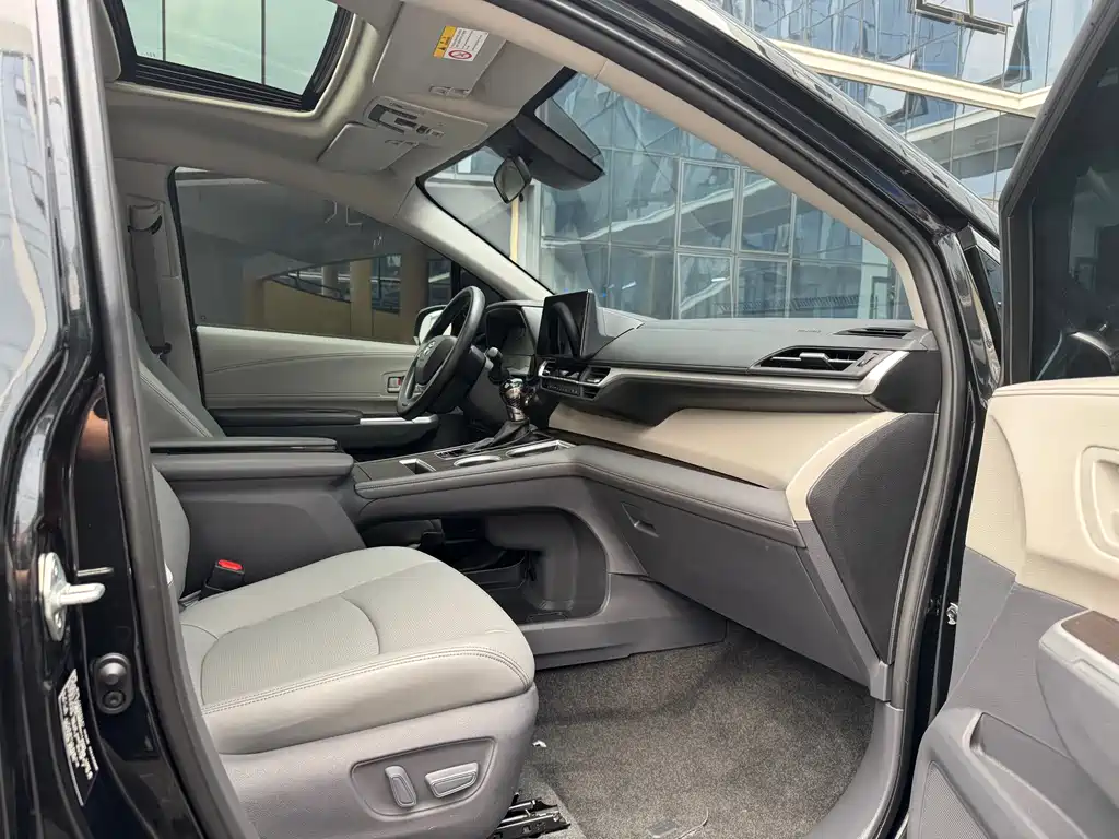 Toyota Granvia — миниатюра 12