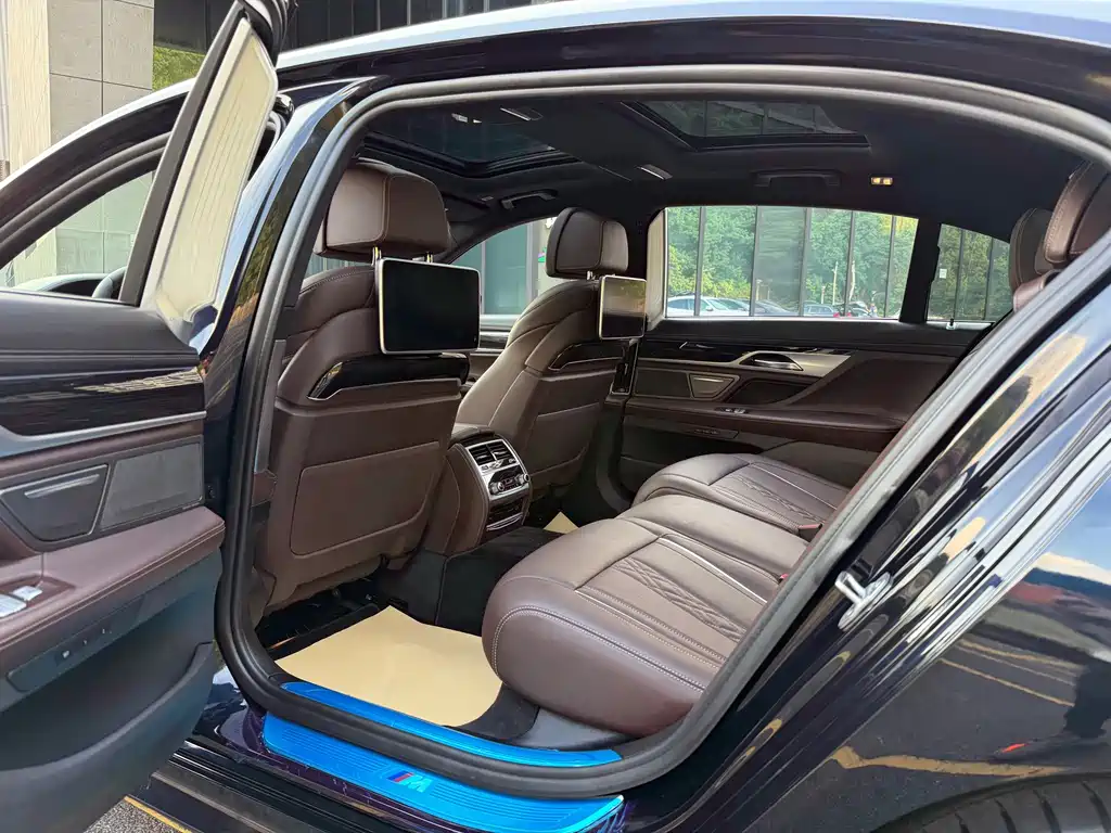 BMW 7 Series — миниатюра 6