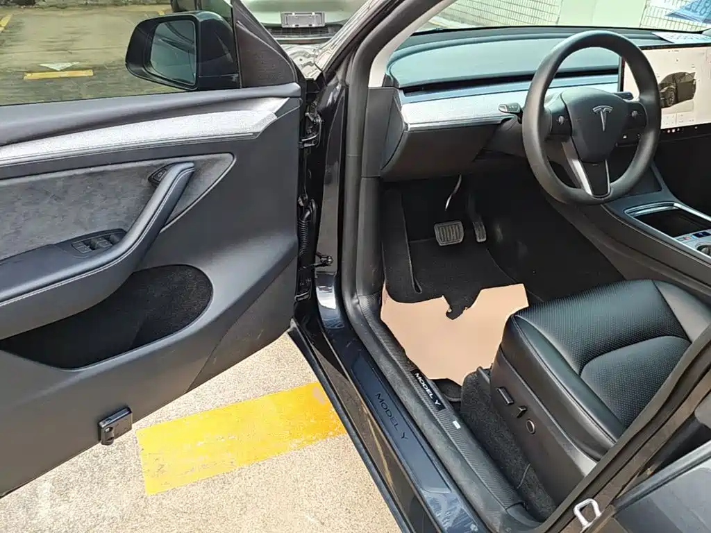 Tesla Model Y — миниатюра 13