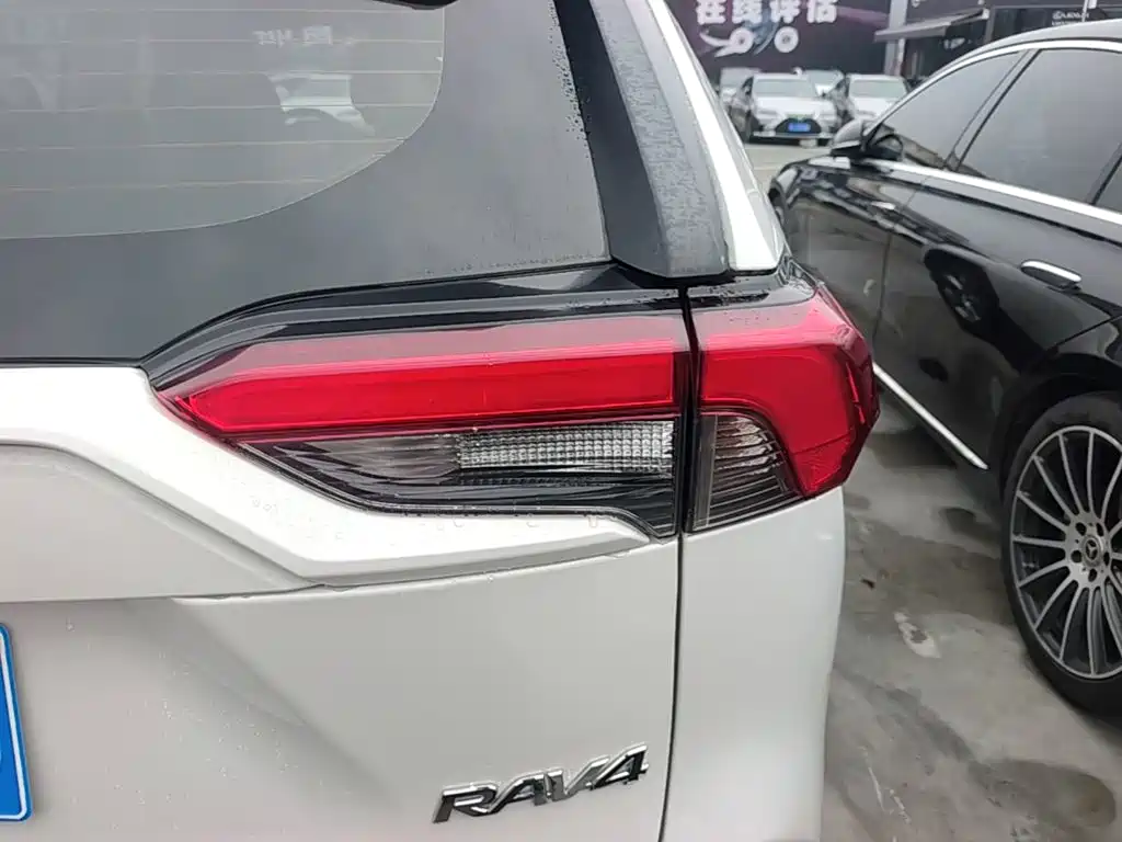 Toyota RAV4 — миниатюра 8