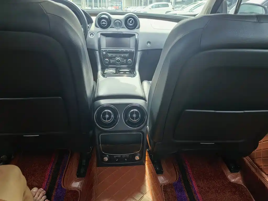 Jaguar XJ — миниатюра 8