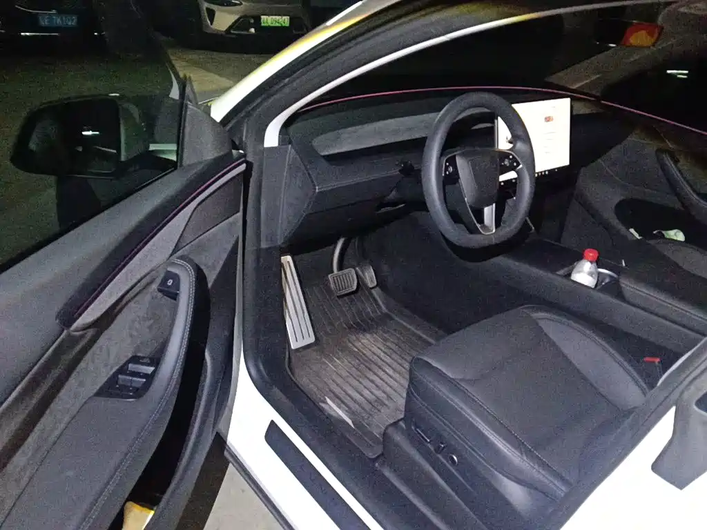 Tesla Model Y — миниатюра 14