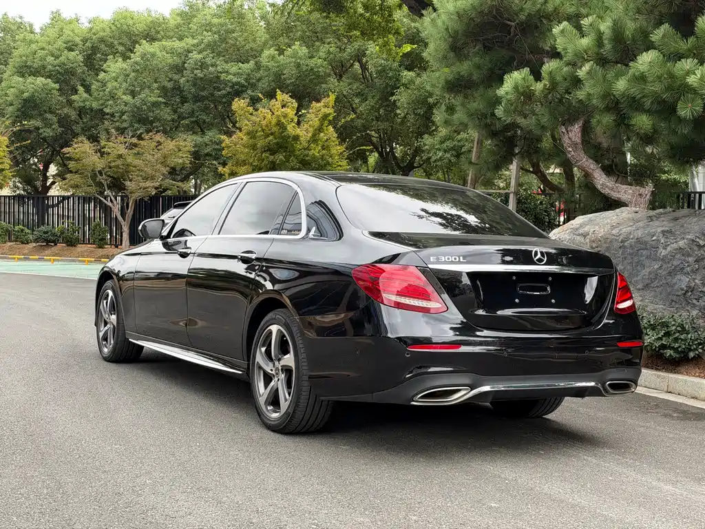 Mercedes-Benz E-Class — миниатюра 18