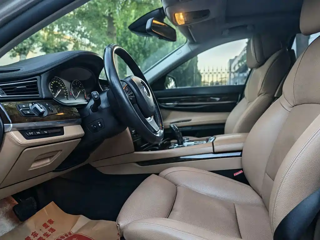 BMW 7 Series — миниатюра 12