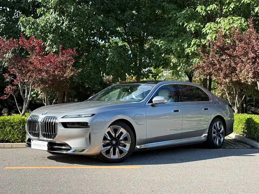 BMW i7