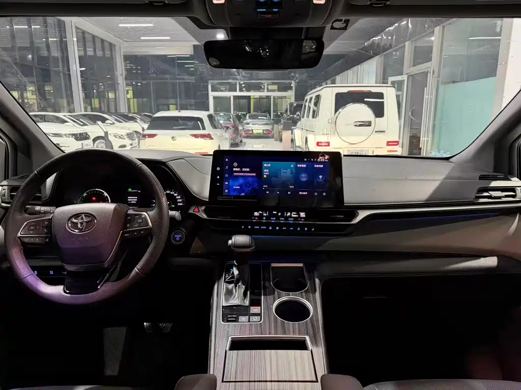 Toyota Granvia — миниатюра 9