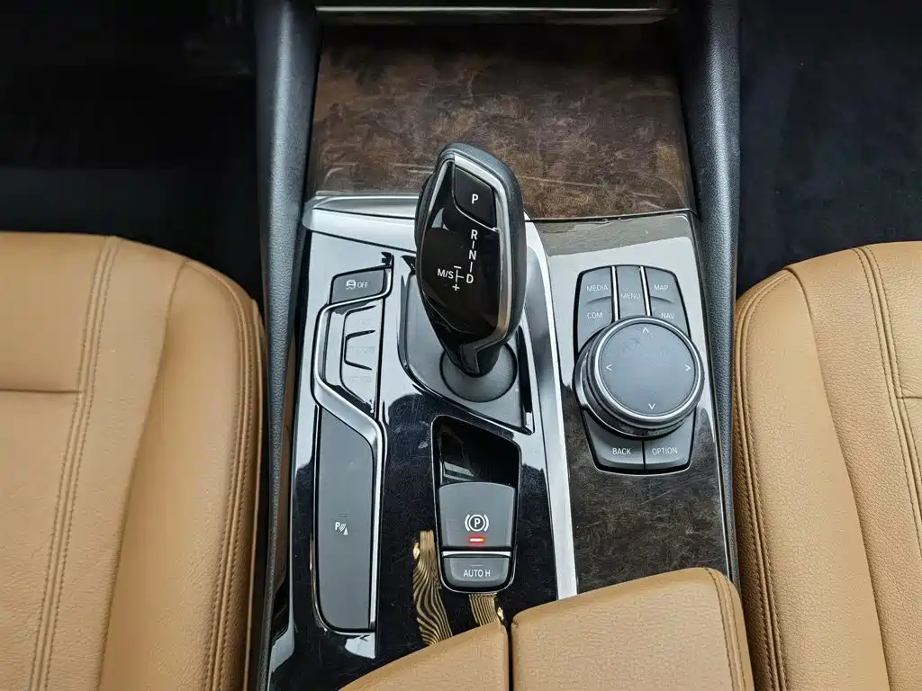 BMW 5 Series — миниатюра 13