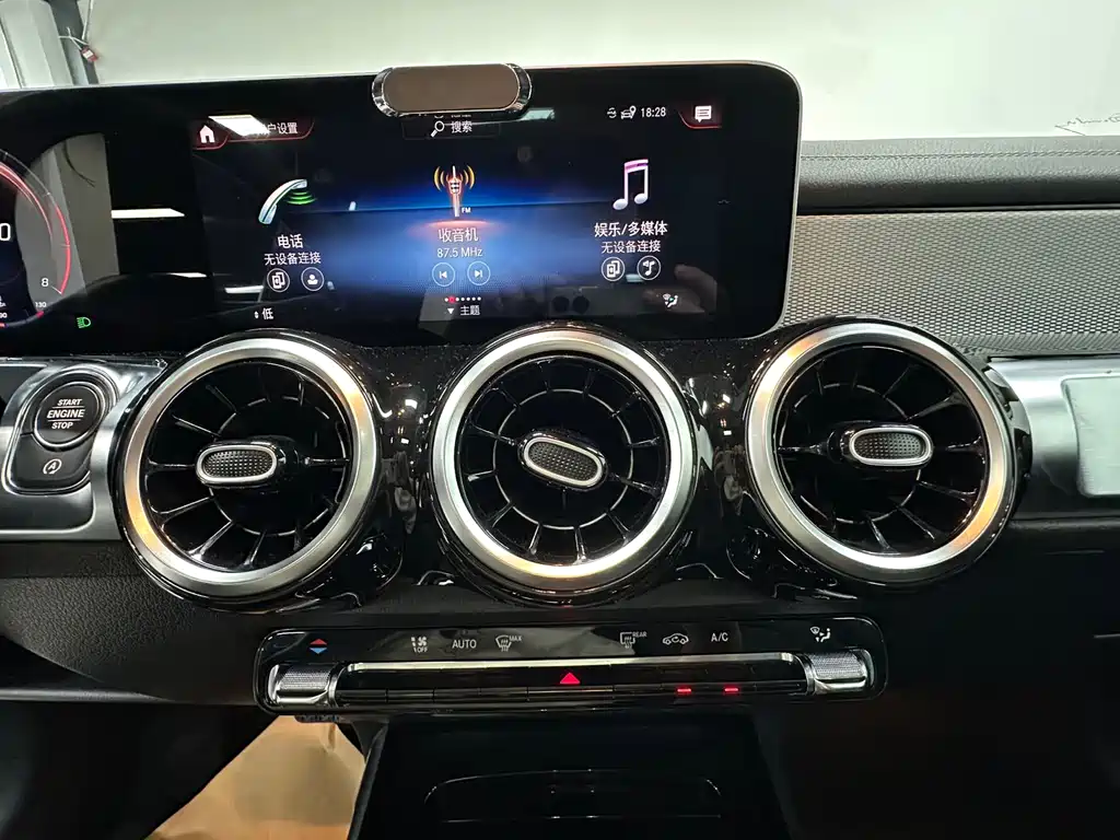 Mercedes-Benz GLB — миниатюра 12