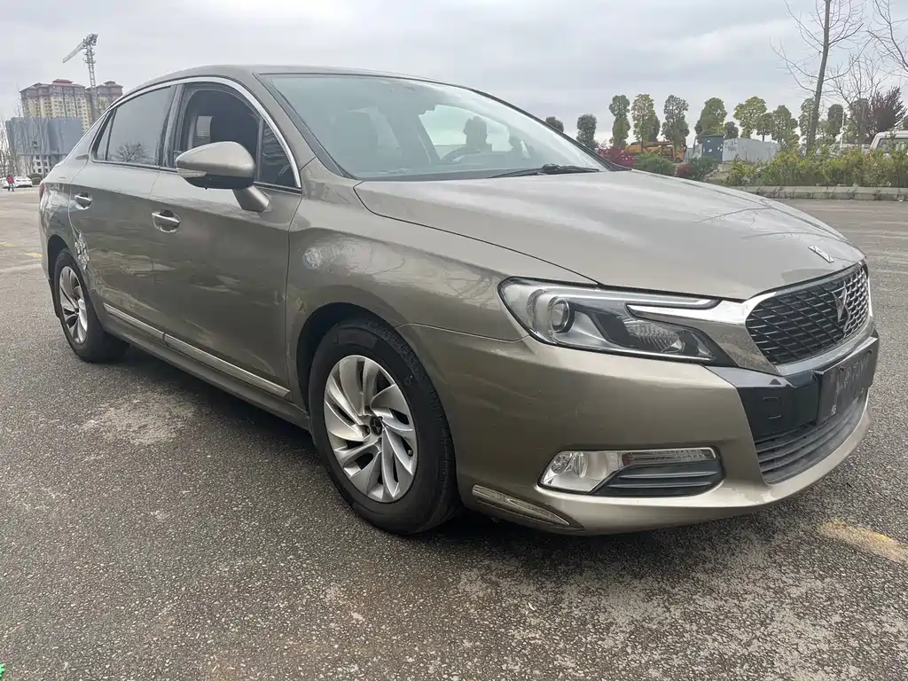 DS 5LS 2014 1.8L AT Comfort VTi140