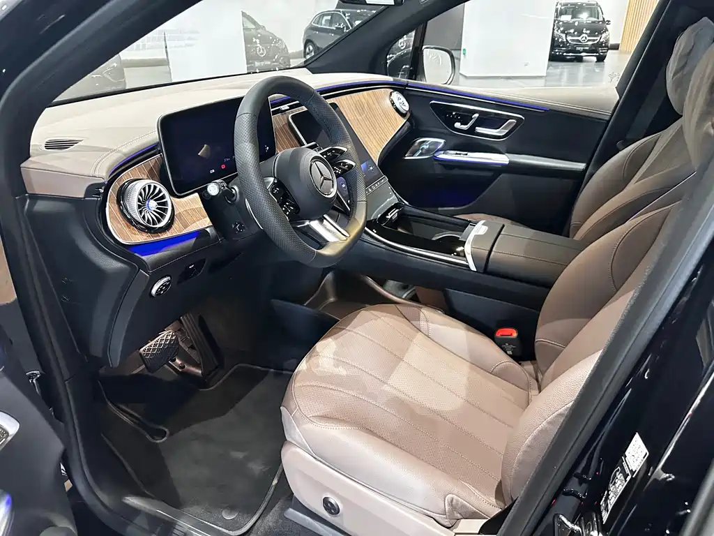 Mercedes-Benz EQE SUV — миниатюра 8