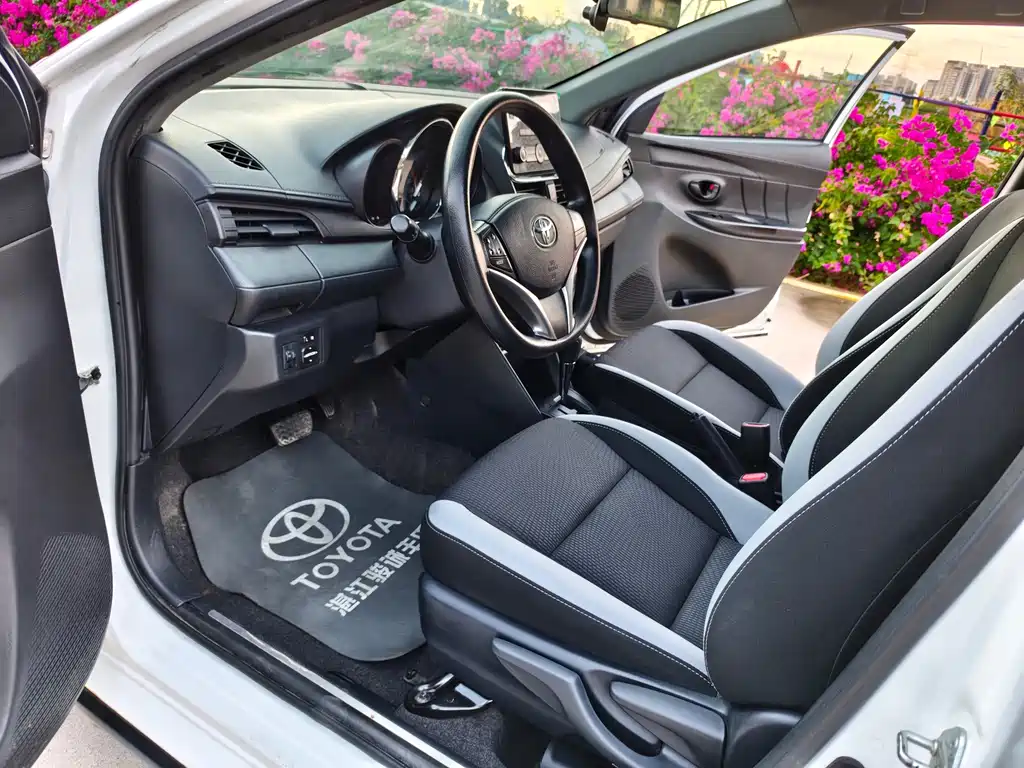 Toyota Yaris L 2022 — фото 7