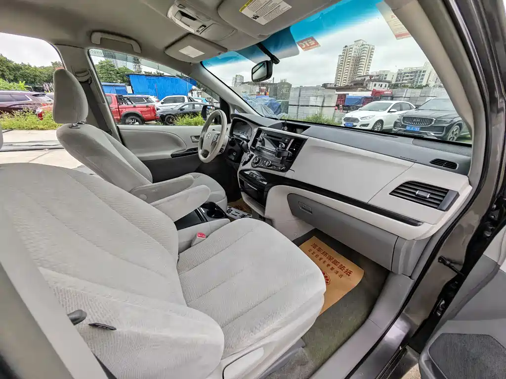 Toyota Sienna — миниатюра 12