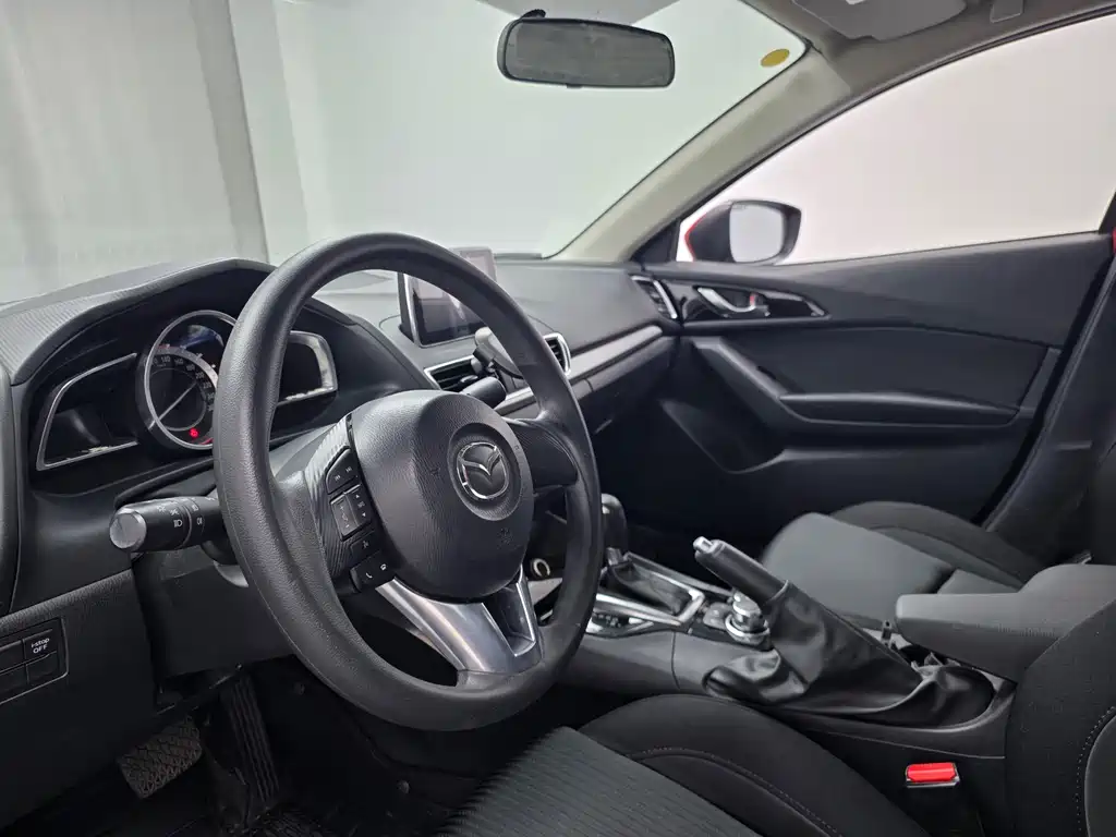Mazda Mazda3 3 2014 1.5L AT Luxury