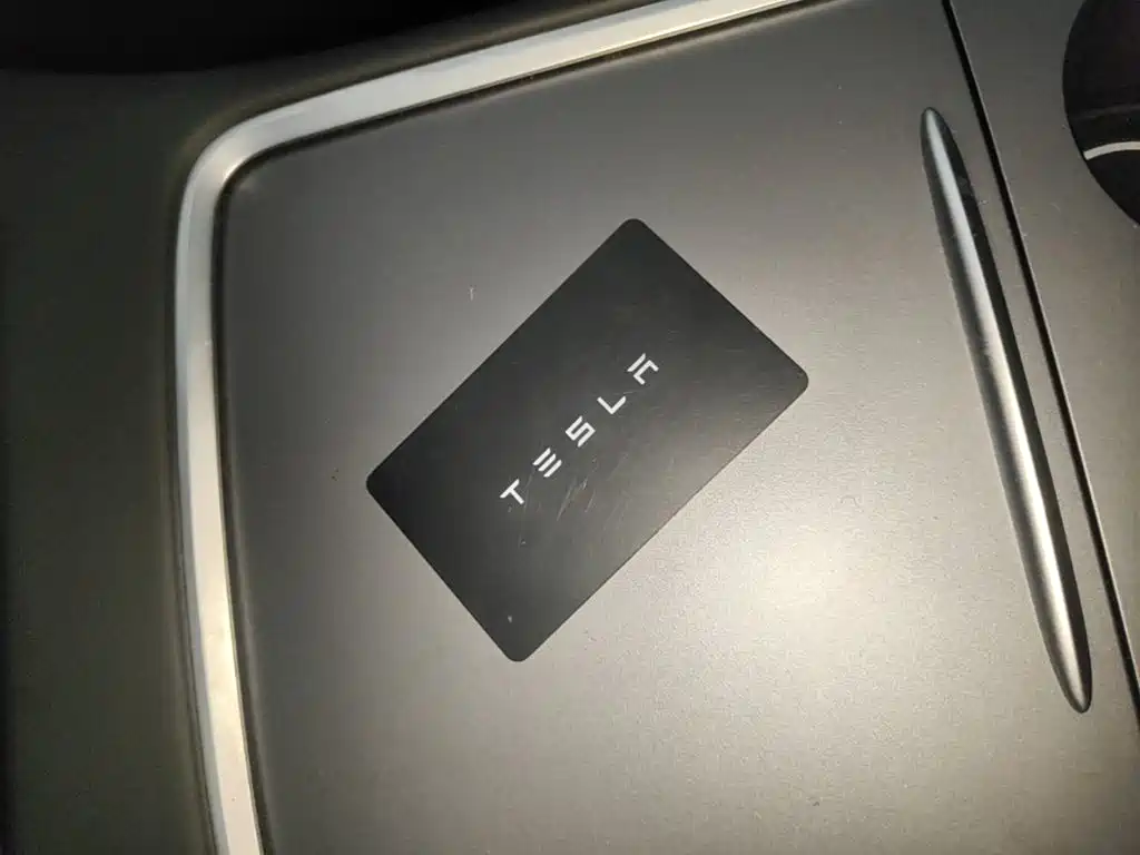 Tesla Model Y — миниатюра 9