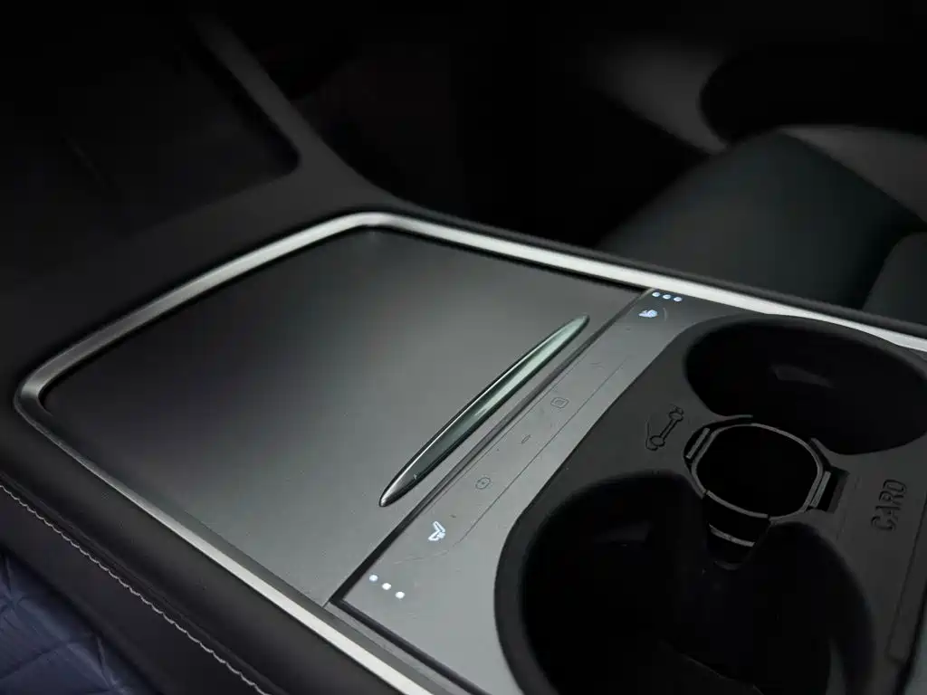 Tesla Model Y — миниатюра 15
