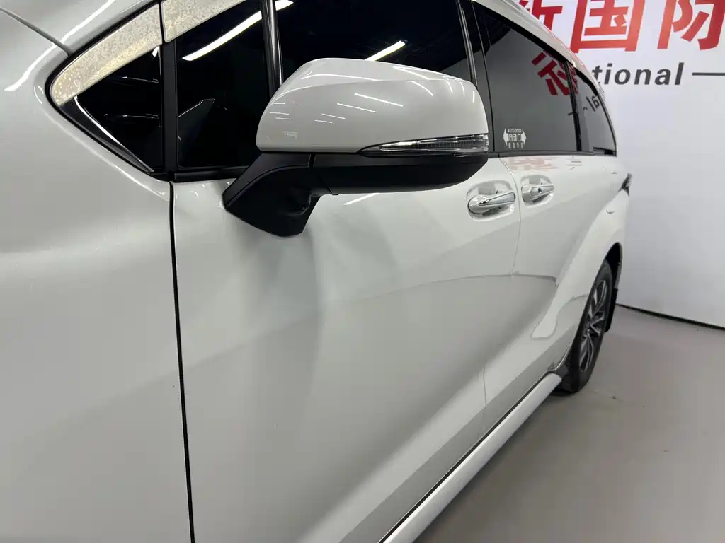 Toyota Granvia — миниатюра 4