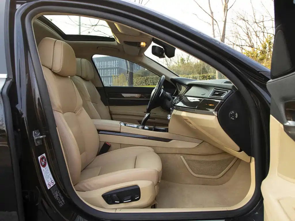 BMW 7 Series — миниатюра 14
