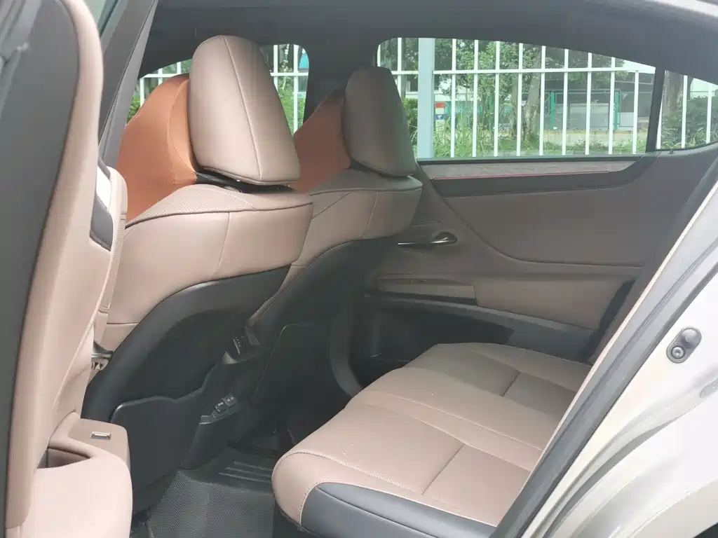 Lexus ES — миниатюра 10