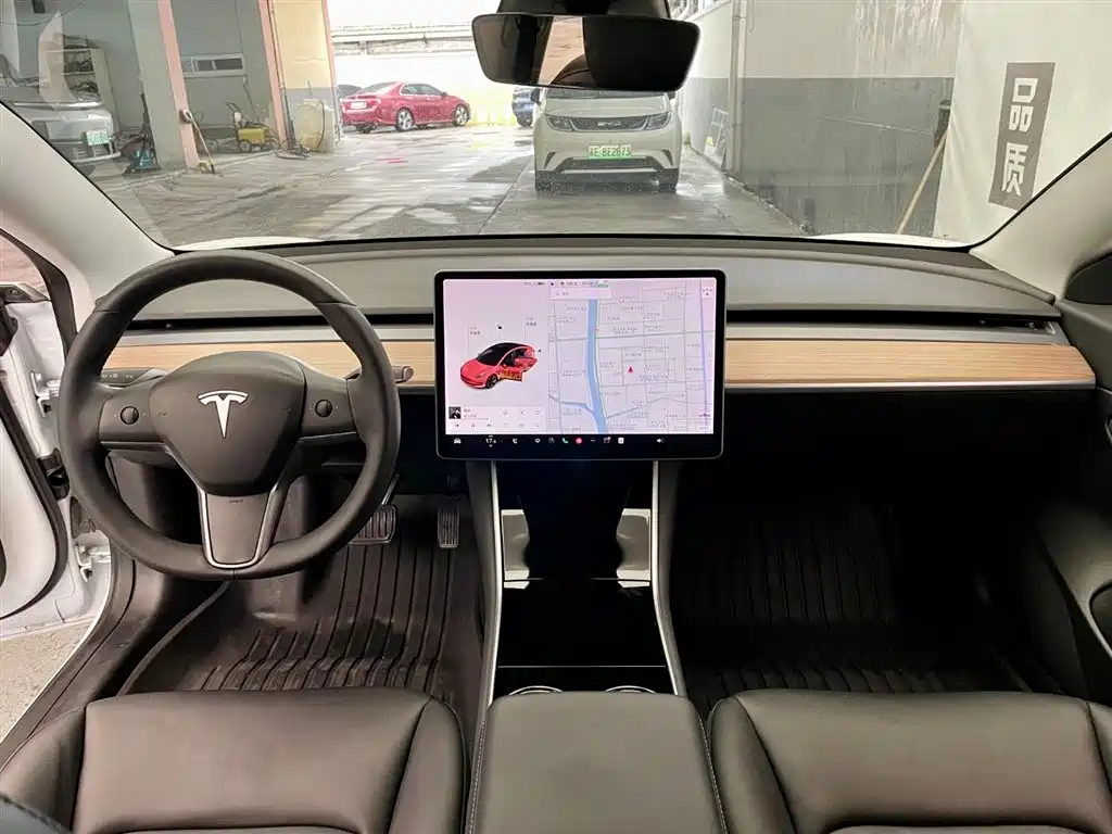 TESLA MODEL 3