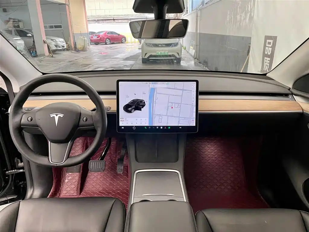 TESLA MODEL Y