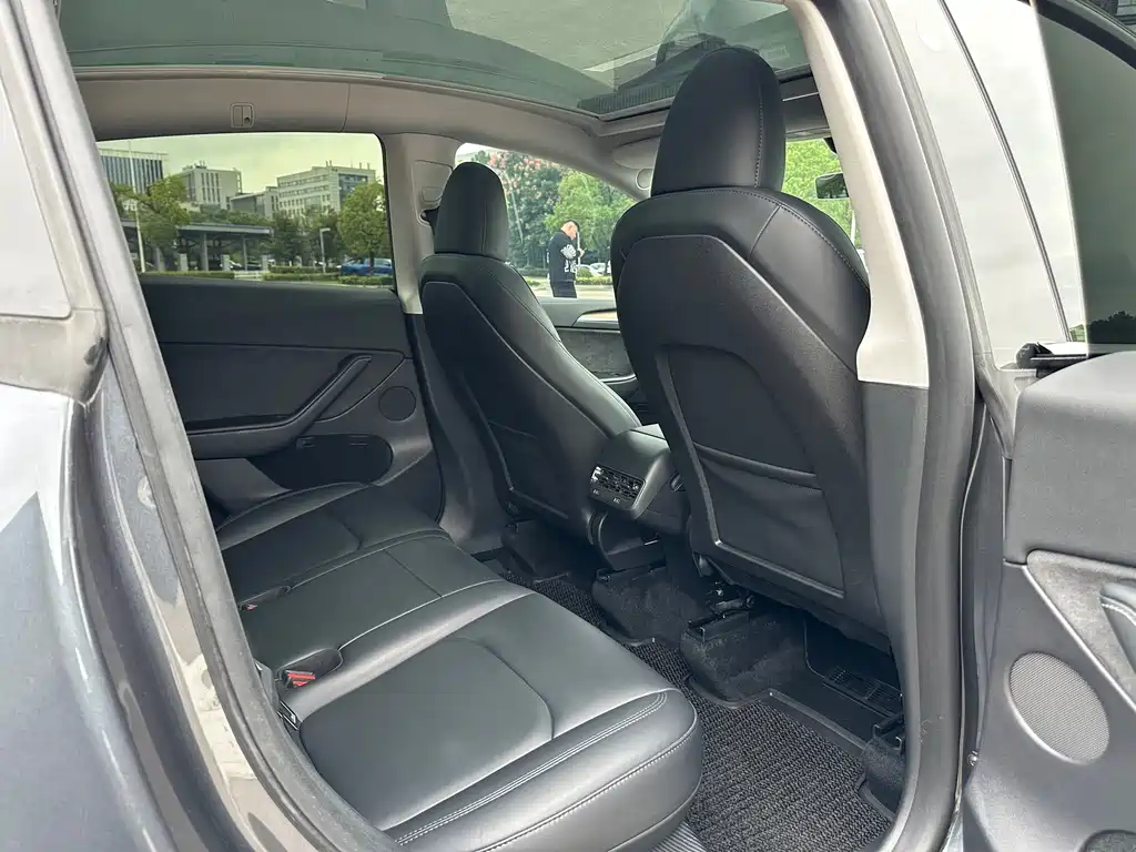 Tesla Model Y — миниатюра 12