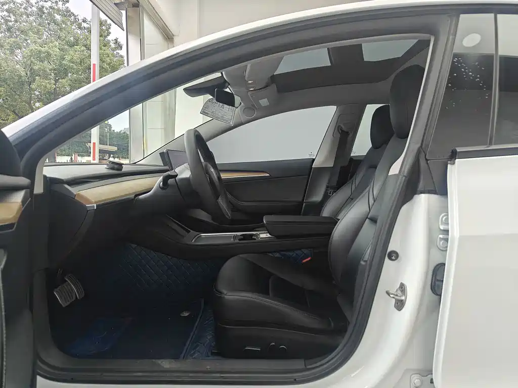 Tesla Model 3 — миниатюра 8