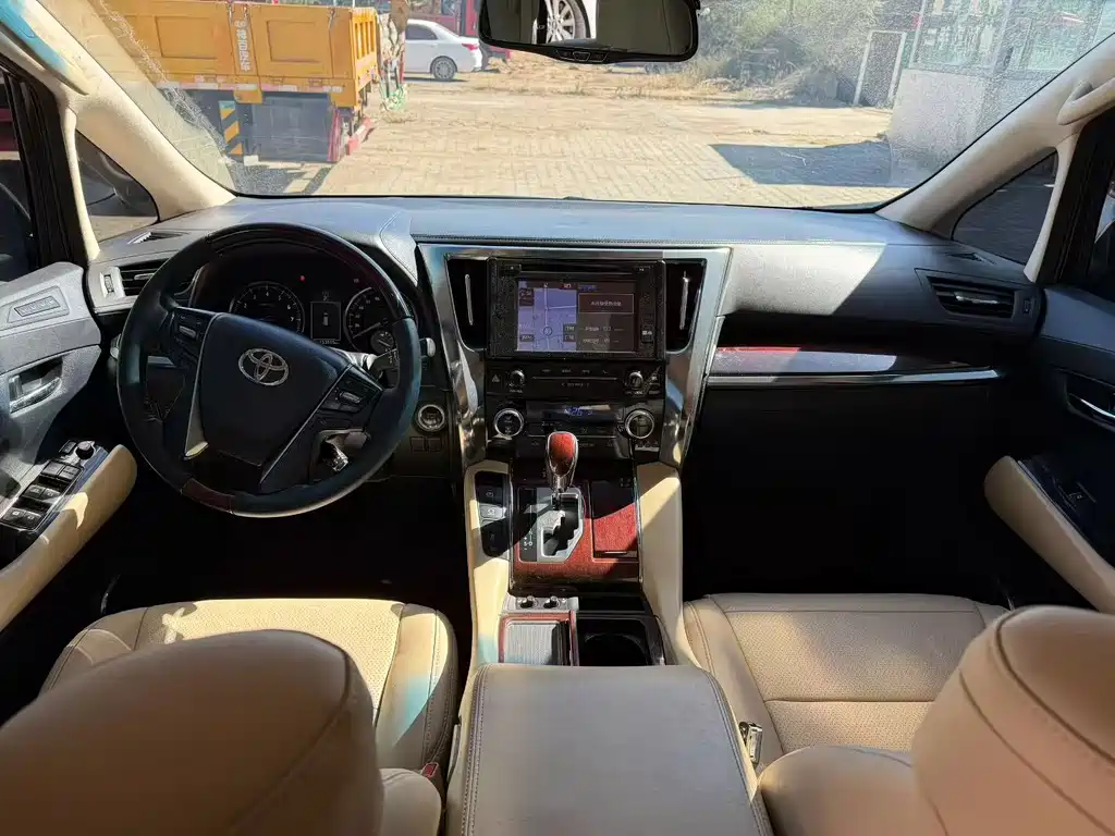 Toyota Alphard — миниатюра 5