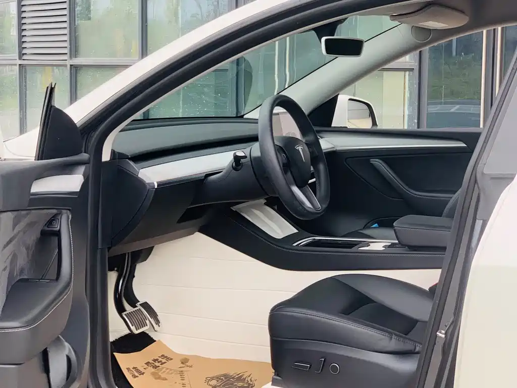 Tesla Model Y — миниатюра 13