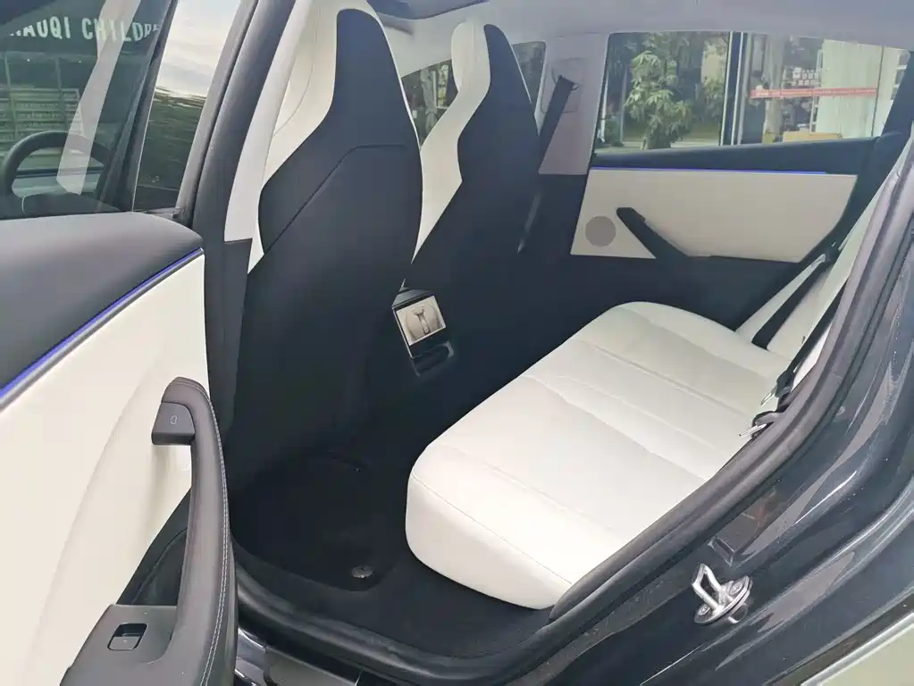 Tesla Model 3 — миниатюра 10