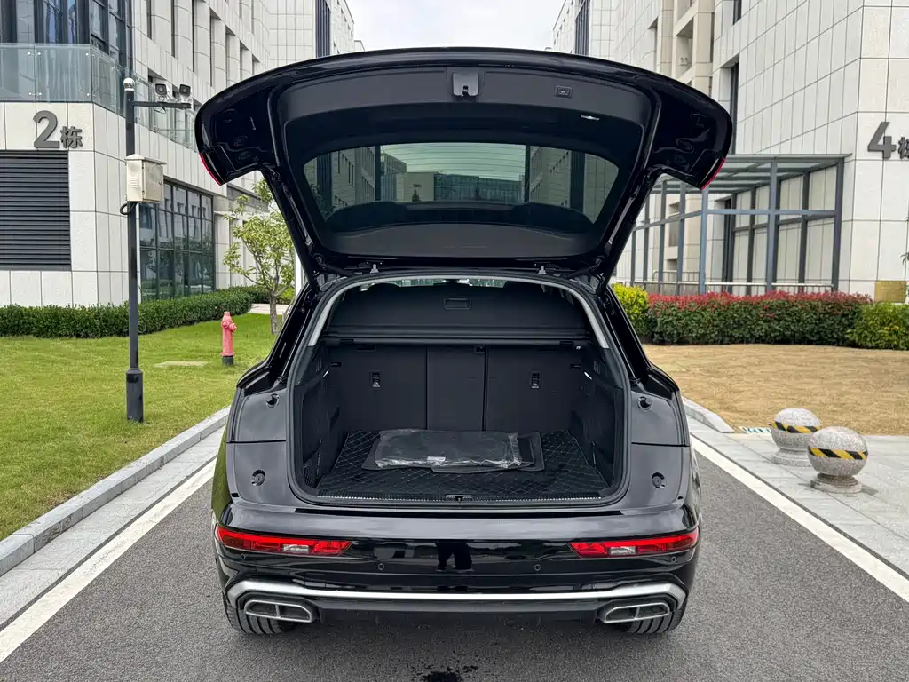 Audi Q5L 2024 — фото 11